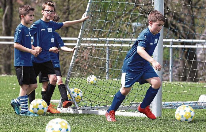 Während ein Teilnehmer in den Parcours einer Ballstafette startet, haben die anderen kurz Zeit durchzuschnaufen. Foto: Küppers
