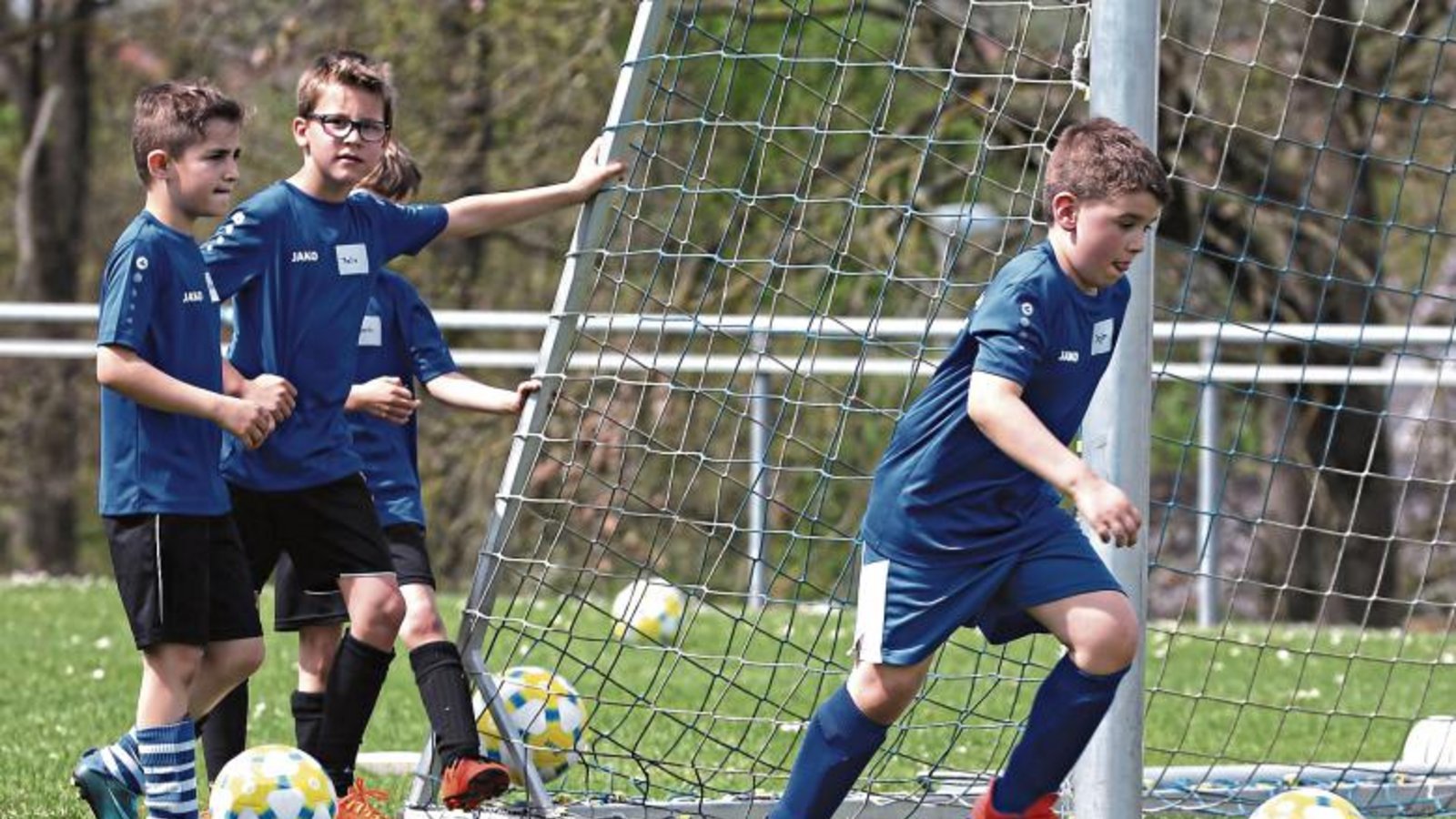 Während ein Teilnehmer in den Parcours einer Ballstafette startet, haben die anderen kurz Zeit durchzuschnaufen. Foto: Küppers Während ein Teilnehmer in den Parcours einer Ballstafette startet, haben die anderen kurz Zeit durchzuschnaufen. Foto: Küppers