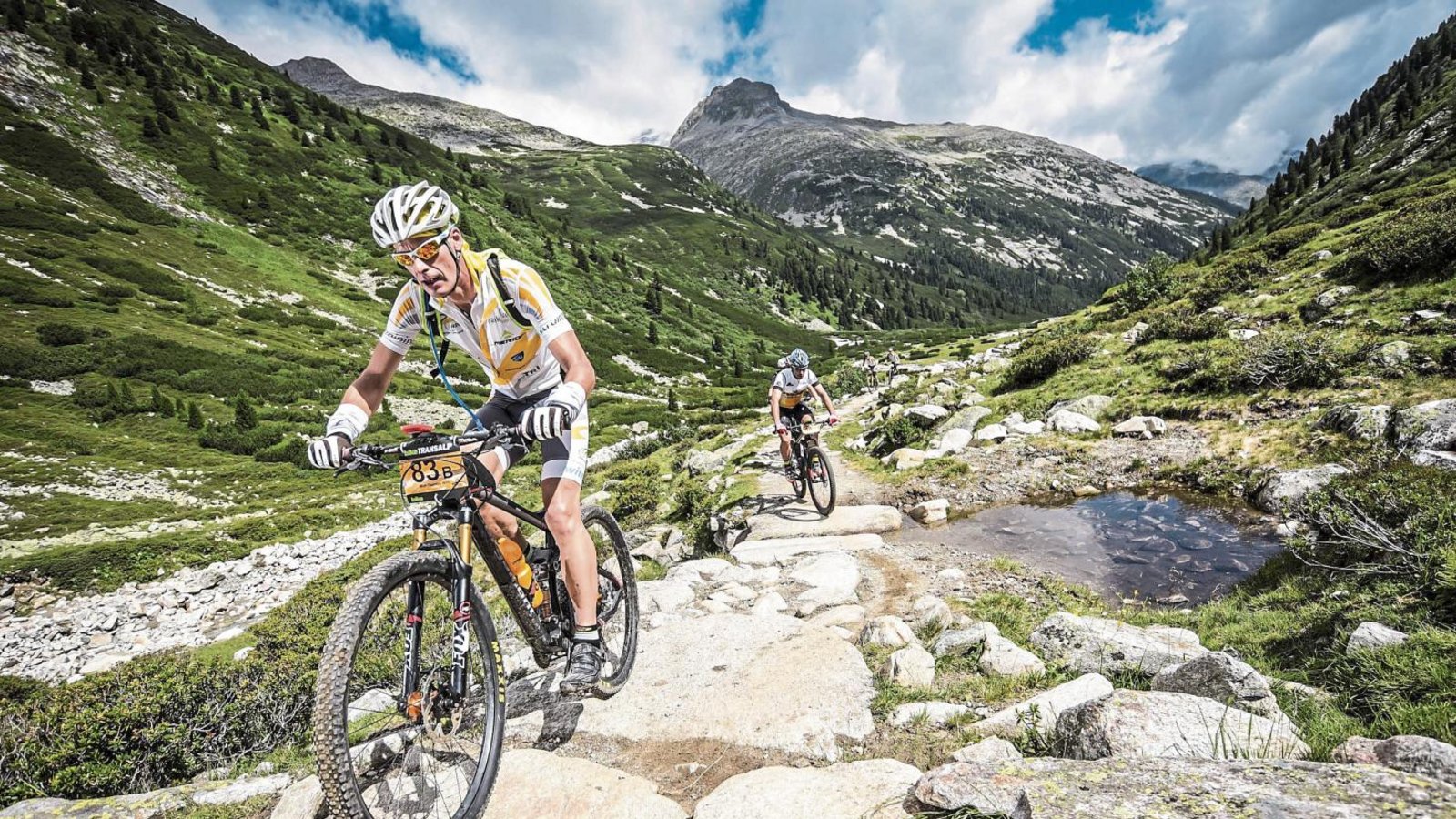 Viel Zeit, das Alpenpanorama zu genießen, bleibt Wolf-Thorsten Witt bei der Trans Alp nicht. Jeder Konzentrationsfehler auf den alpinen Trails kann schwere Konsequenzen haben. Foto: Sportograf