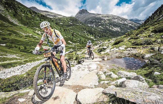 Viel Zeit, das Alpenpanorama zu genießen, bleibt Wolf-Thorsten Witt bei der Trans Alp nicht. Jeder Konzentrationsfehler auf den alpinen Trails kann schwere Konsequenzen haben. Foto: Sportograf