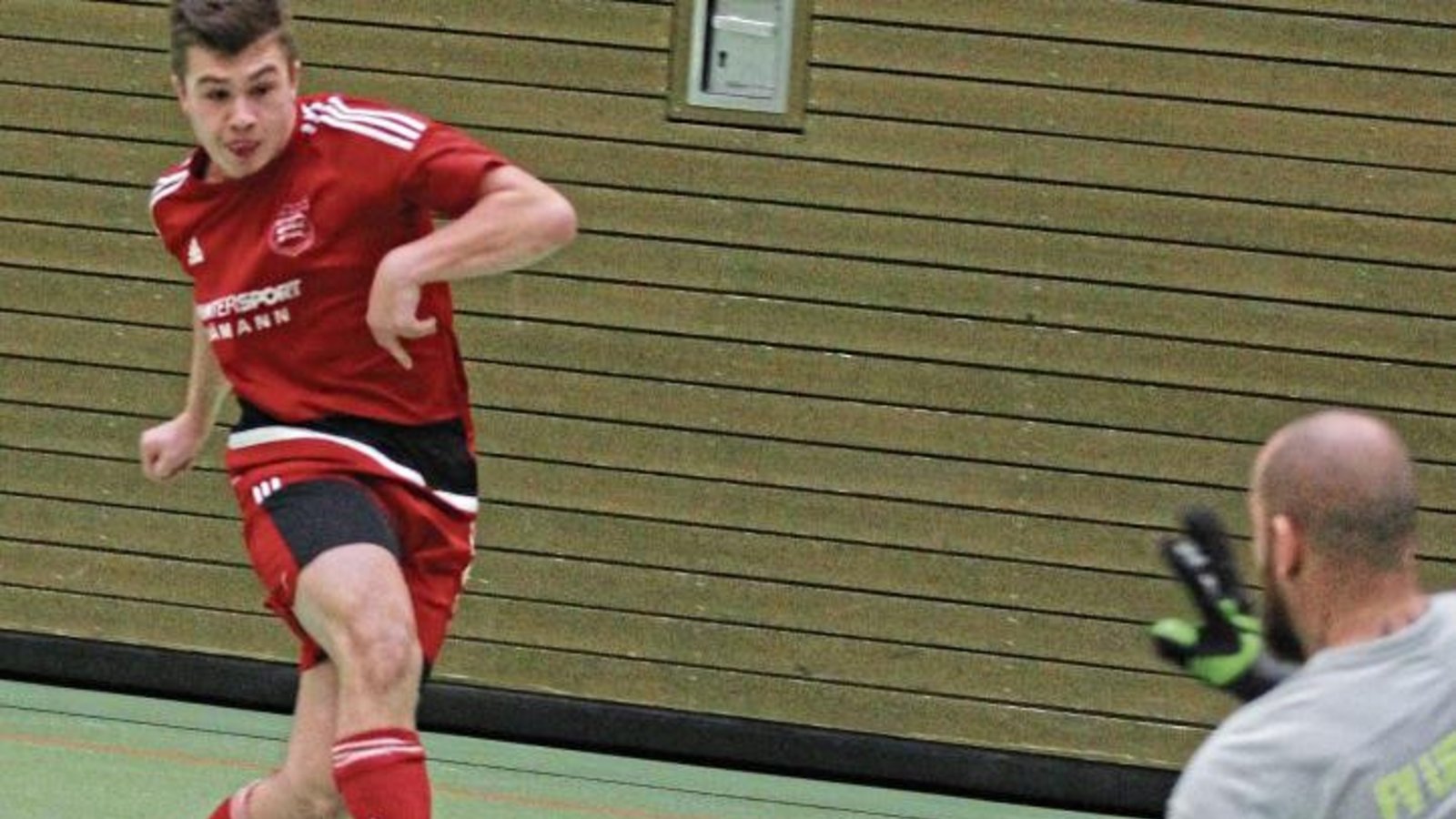Marvin Prohaske vom TSV Großglattbach (links) und Adrian Böhme von der SGM Roßwag/Mühlhausen (rechts) stehen sich in diesem Jahr beim Mühlacker Hallen-Stadtpokal in der Enztalhalle direkt gegenüber. Die beiden Mannschaften bestreiten gleich ihr erstes Gru