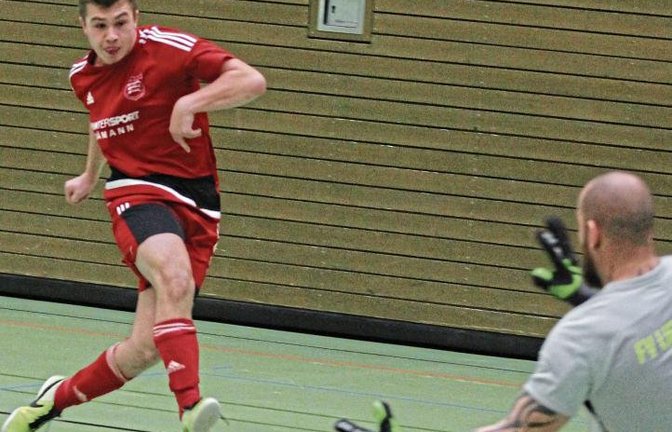 Marvin Prohaske vom TSV Großglattbach (links) und Adrian Böhme von der SGM Roßwag/Mühlhausen (rechts) stehen sich in diesem Jahr beim Mühlacker Hallen-Stadtpokal in der Enztalhalle direkt gegenüber. Die beiden Mannschaften bestreiten gleich ihr erstes Gru
