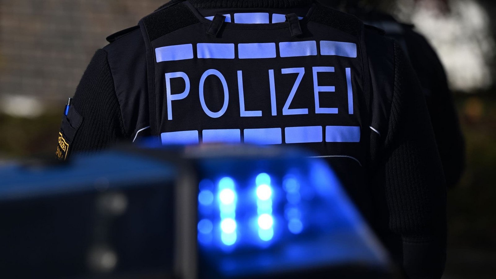 Die Polizei verfolgt den jungen Autofahrer durch Heilbronn. (Symbolbild)Bernd Weißbrod/dpa