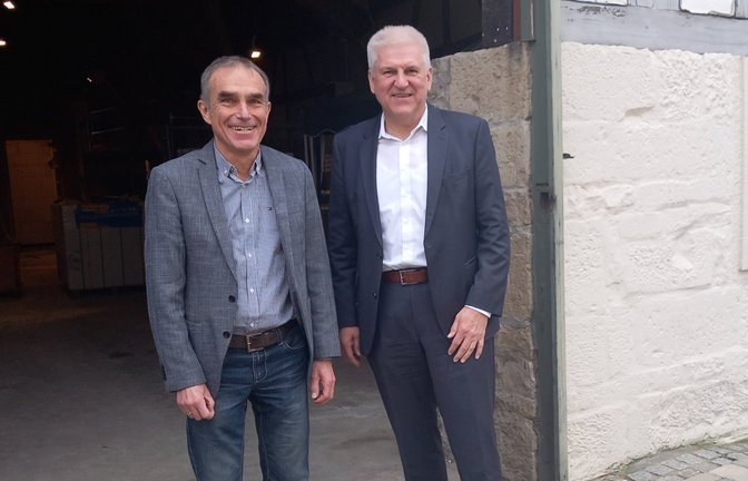 Die beiden Bürgermeister-Stellvertreter Gerd Maisch und Erich Bannert blicken zufrieden auf die laufenden Sanierungsarbeiten in der Oberriexinger Kelter, die noch bis zum Sommer andauern werden.  <span class='image-autor'>Foto: Glemser</span>