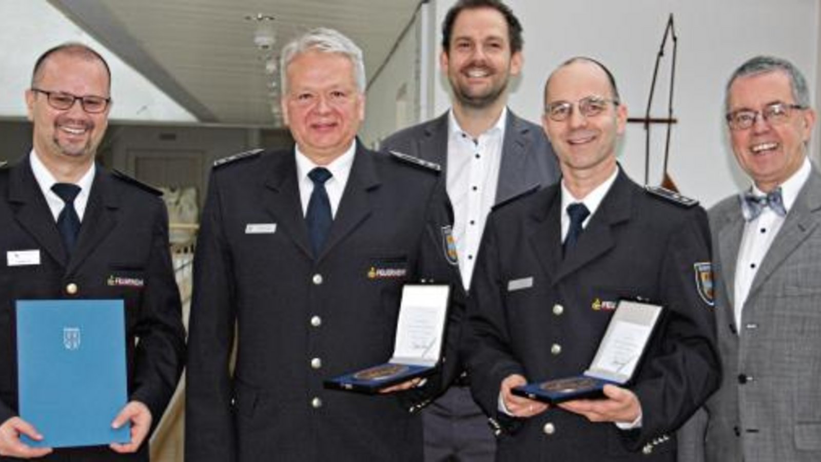 Landrat Bastian Rosenau (Mitte) und Erster Landesbeamter Wolfgang Herz (rechts) freuen sich über den Dienstantritt des neuen Kreisbrandmeisters Carsten Sorg (links) und danken seinen Stellvertretern Martin Irion (Zweiter von links) und Michael Szobries (Zweiter von rechts).  Foto: LE