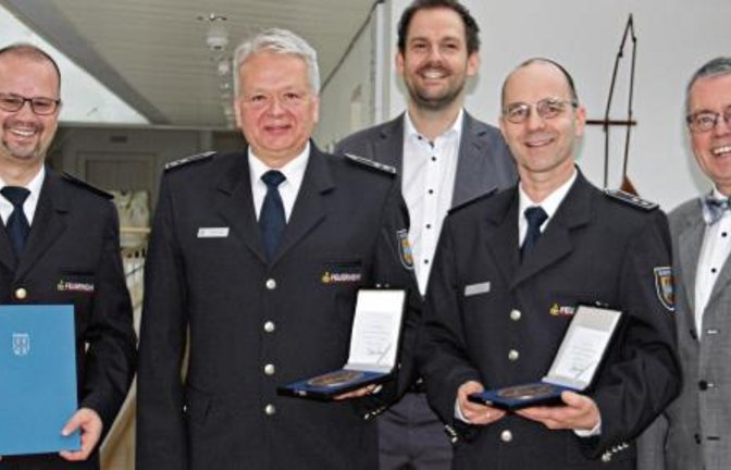 Landrat Bastian Rosenau (Mitte) und Erster Landesbeamter Wolfgang Herz (rechts) freuen sich über den Dienstantritt des neuen Kreisbrandmeisters Carsten Sorg (links) und danken seinen Stellvertretern Martin Irion (Zweiter von links) und Michael Szobries (Zweiter von rechts).  Foto: LE