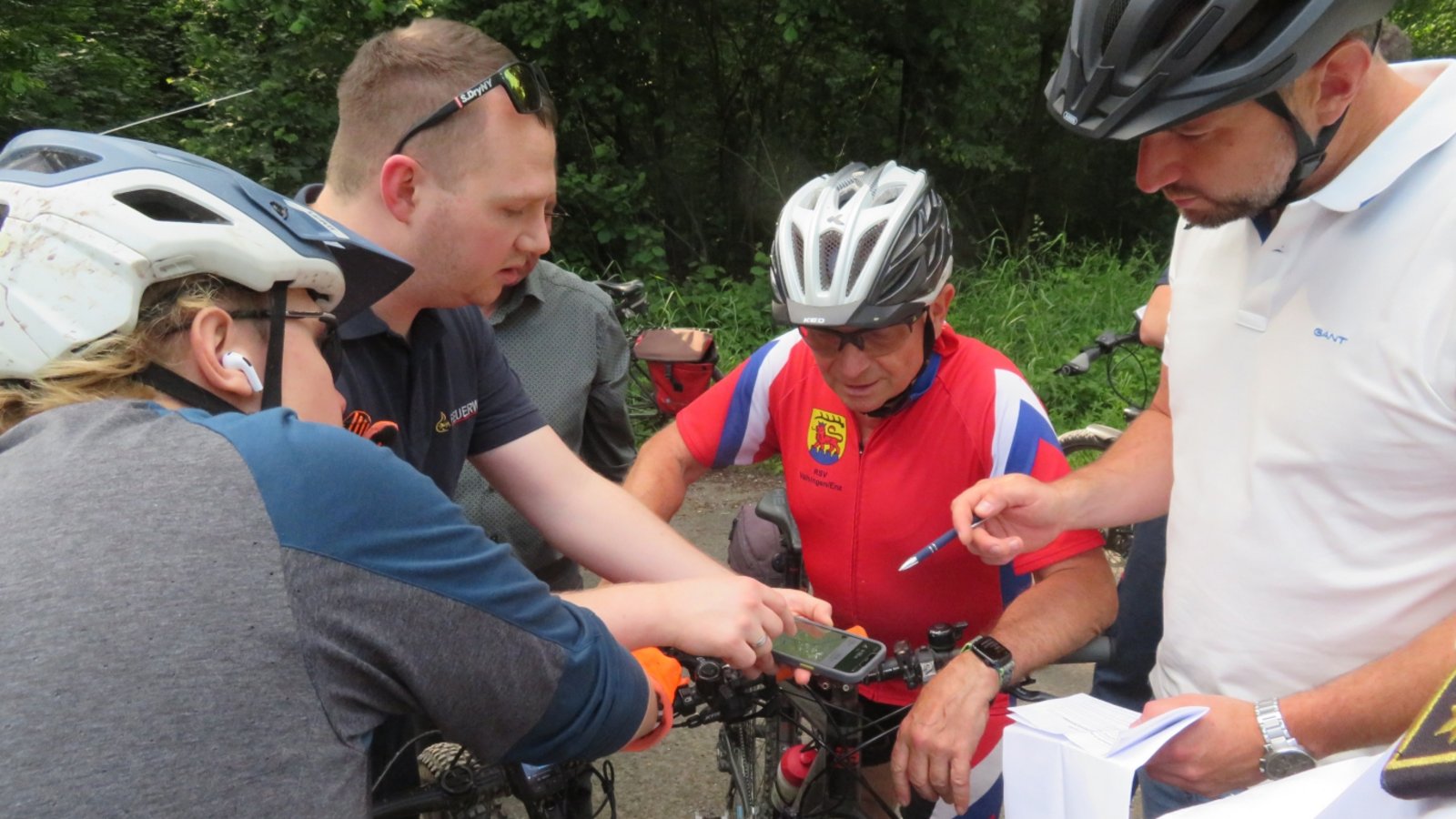 Da geht’s lang:  Streckenführung und Postenverteilung werden geprüft.
