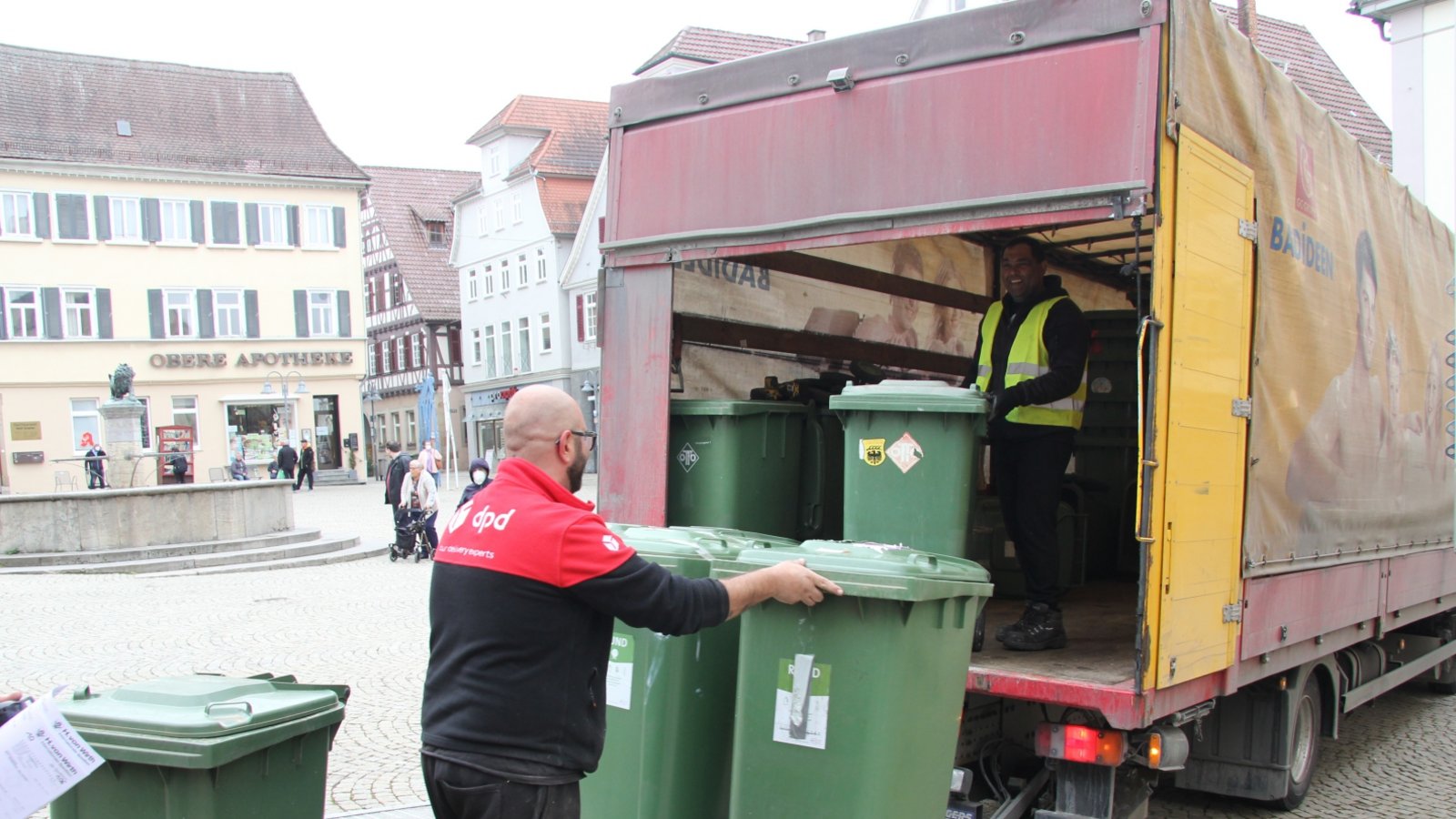 Endlich wieder ein paar Müllbehälter weniger am Straßenrand: In der Vaihinger Kernstadt sind gestern die alten „Rund“-Tonnen abgeholt worden.  Foto: Stogios
