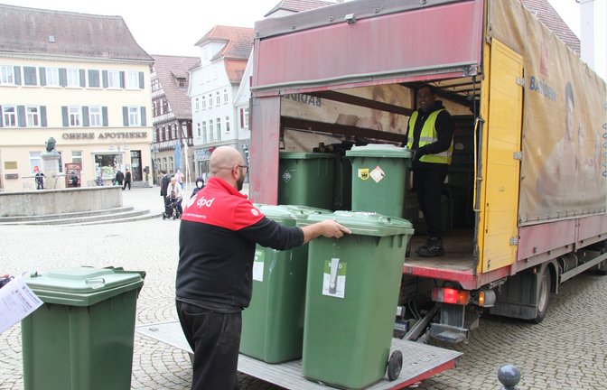 Endlich wieder ein paar Müllbehälter weniger am Straßenrand: In der Vaihinger Kernstadt sind gestern die alten „Rund“-Tonnen abgeholt worden.  <span class='image-autor'>Foto: Stogios</span>
