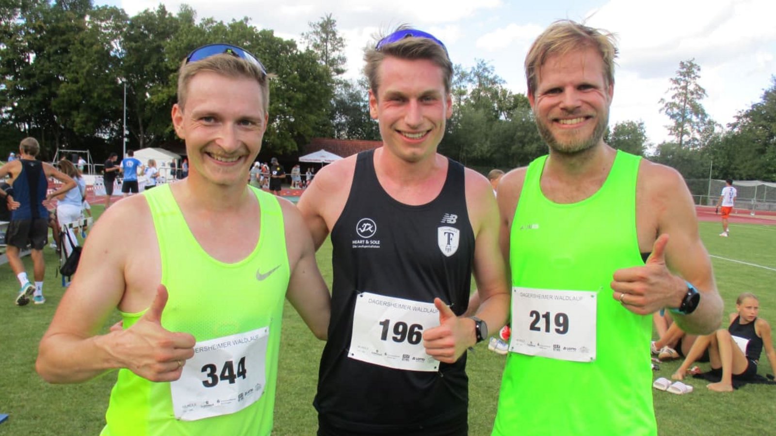 Daumen hoch bei den Top Drei des Dagersheimer Waldlaufes (von rechts): Nikolai Kronenwett, Tim Hofmann und David Landenberger rannten aufs Treppchen.Holger Schmidt Daumen hoch bei den Top Drei des Dagersheimer Waldlaufes (von rechts): Nikolai Kronenwett, Tim Hofmann und David Landenberger rannten aufs Treppchen.Holger Schmidt