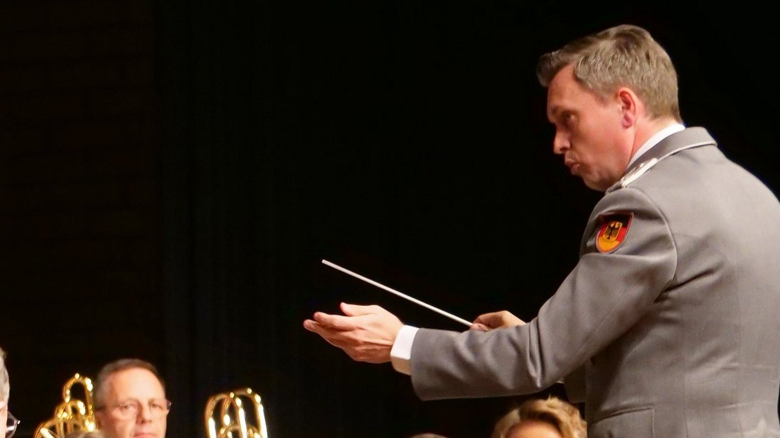 Unter der Leitung von Dominik M. Koch spielt das Heeresmusikkorps in der Stromberghalle.  Foto: Friedrich