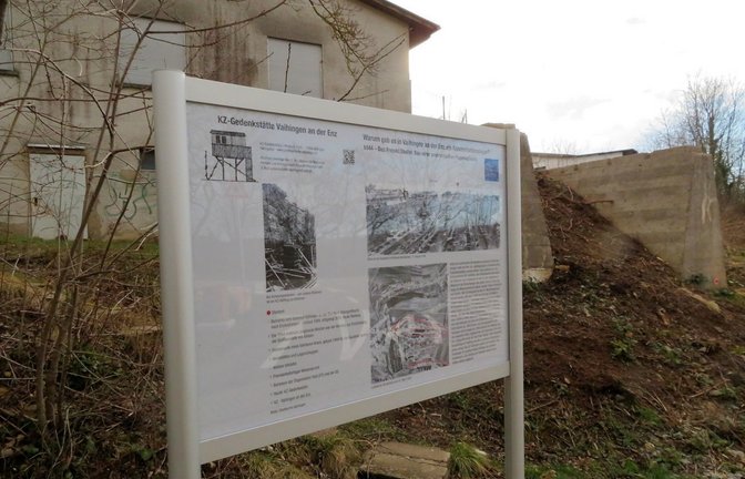Am Vaihinger Radweg auf der ehemaligen WEG-Bahntrasse wird seit Kurzem auch über das Projekt „Stoffel“ aufgeklärt. Unterhalb des Kleintierzüchterheims wurde eine Informationstafel mit eindrucksvollen Bildern über die 1944 geplante unterirdische Flugzeugfabrik angebracht. Im Hintergrund die Fundamente eines fahrbaren Krans. Sie waren im vergangenen Jahr restauriert worden. Infos findet man auf der Homepage des Vereins KZ-Gedenkstätte (www.gedenkstaette-vaihingen.de).  <span class='image-autor'>Foto: Arning</span>