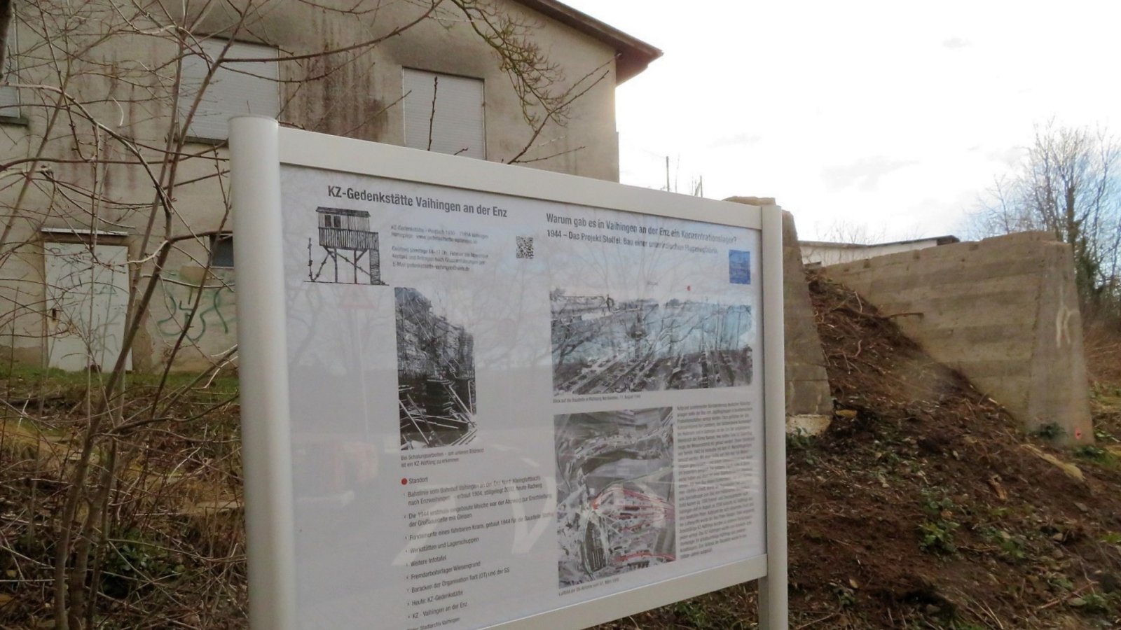 Am Vaihinger Radweg auf der ehemaligen WEG-Bahntrasse wird seit Kurzem auch über das Projekt „Stoffel“ aufgeklärt. Unterhalb des Kleintierzüchterheims wurde eine Informationstafel mit eindrucksvollen Bildern über die 1944 geplante unterirdische Flugzeugfabrik angebracht. Im Hintergrund die Fundamente eines fahrbaren Krans. Sie waren im vergangenen Jahr restauriert worden. Infos findet man auf der Homepage des Vereins KZ-Gedenkstätte (www.gedenkstaette-vaihingen.de).  Foto: Arning