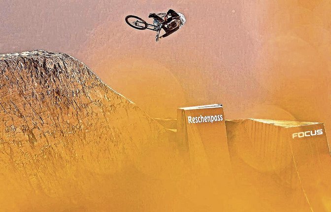 Spektakuläre Einlage: „Jonny“ Kielhorn zeigt sein Können beim Einladungsturnier für die besten Mountainbiker der Welt, dem sogenannten Suzuki Nine Knights. Foto: Laue