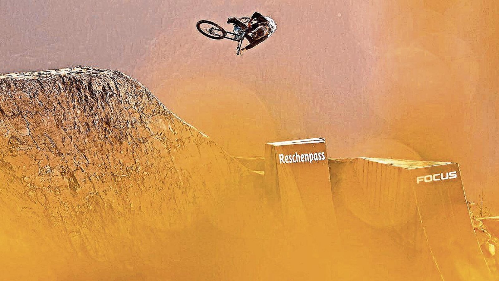 Spektakuläre Einlage: „Jonny“ Kielhorn zeigt sein Können beim Einladungsturnier für die besten Mountainbiker der Welt, dem sogenannten Suzuki Nine Knights. Foto: Laue Spektakuläre Einlage: „Jonny“ Kielhorn zeigt sein Können beim Einladungsturnier für die besten Mountainbiker der Welt, dem sogenannten Suzuki Nine Knights. Foto: Laue