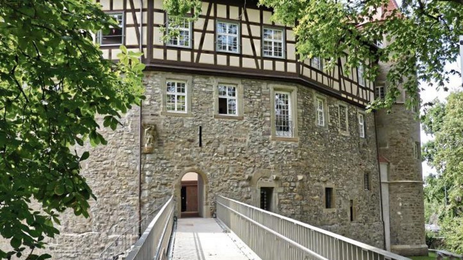 Der Holzsteg zum inneren Schloßhof ist wieder geöffnet. Foto: p