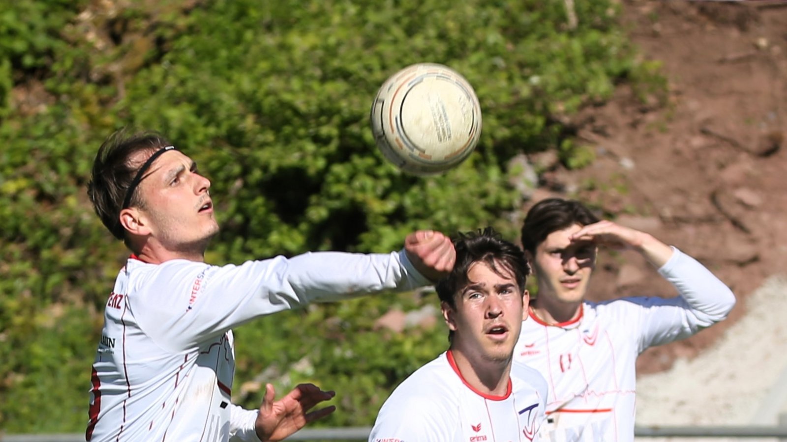 Freiluft-Auftakt: Jaro Jungclaussen legt für Andreas Knodel auf, während Johannes Jungclaussen von der Sonne geblendet zuschaut. Foto: Küppers