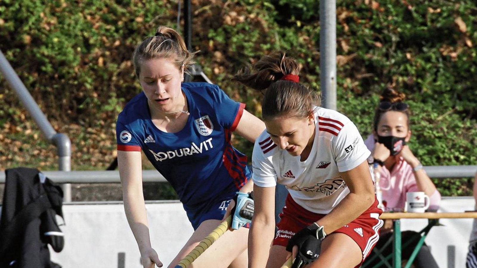 Daniela Bauer (rechts) und der Bietigheimer HTC gehen mit dem Ziel in die neue Feldhockeysaison, möglichst schnell nichts mit dem Abstieg zu tun zu haben und dann zu schauen, wie weit nach oben es gehen kann. Foto: Baumann Daniela Bauer (rechts) und der Bietigheimer HTC gehen mit dem Ziel in die neue Feldhockeysaison, möglichst schnell nichts mit dem Abstieg zu tun zu haben und dann zu schauen, wie weit nach oben es gehen kann. Foto: Baumann