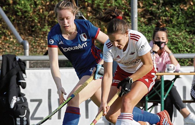 Daniela Bauer (rechts) und der Bietigheimer HTC gehen mit dem Ziel in die neue Feldhockeysaison, möglichst schnell nichts mit dem Abstieg zu tun zu haben und dann zu schauen, wie weit nach oben es gehen kann.  Foto: Baumann