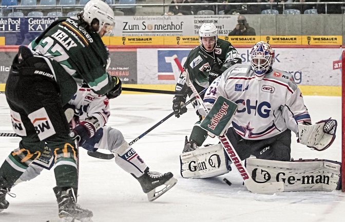 Justin Kelly (links) hat im Spiel gegen die Ravensburg Towerstars Zug zum Tor. Am Ende stand ein 7:5-Sieg der gastgebenden Steelers. Foto: Simecek