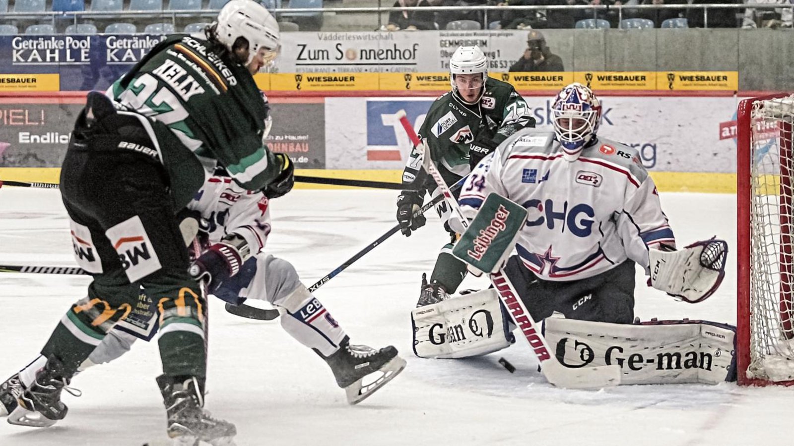 Justin Kelly (links) hat im Spiel gegen die Ravensburg Towerstars Zug zum Tor. Am Ende stand ein 7:5-Sieg der gastgebenden Steelers. Foto: Simecek Justin Kelly (links) hat im Spiel gegen die Ravensburg Towerstars Zug zum Tor. Am Ende stand ein 7:5-Sieg der gastgebenden Steelers. Foto: Simecek