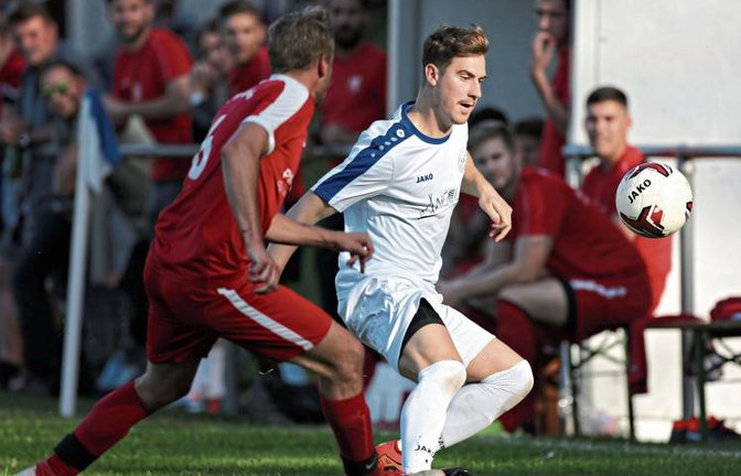 Joschka Heugel (in Weiß) und der SV Illingen wollen am Sonntag wieder ins Punkterennen einsteigen. Falls der Platz unbespielbar ist, soll in der Halle gekickt werden. Foto: Küppers