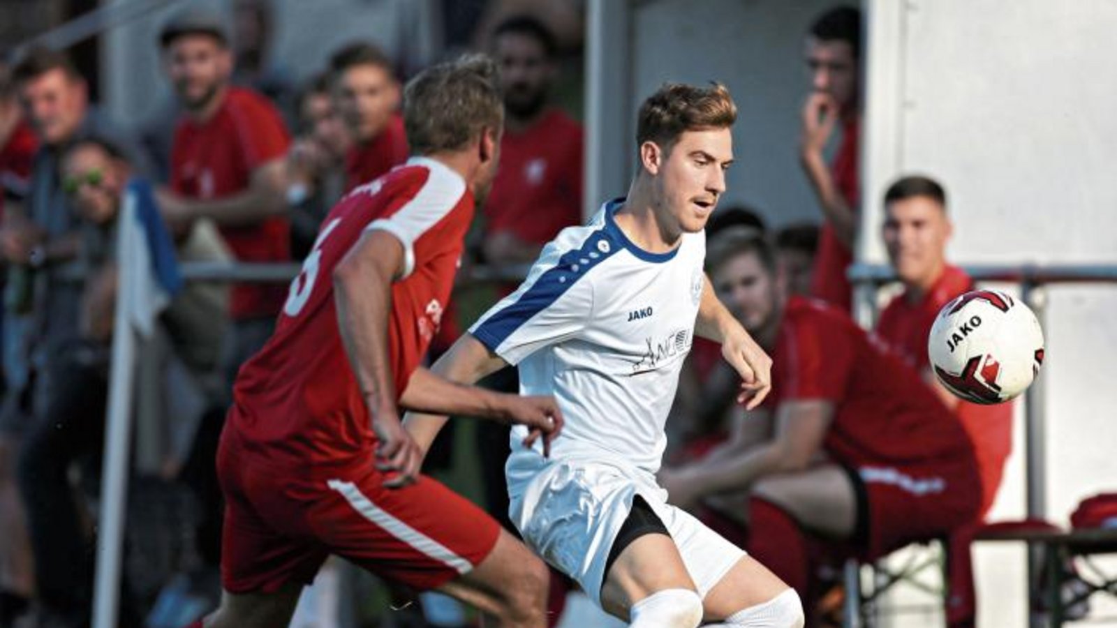 Joschka Heugel (in Weiß) und der SV Illingen wollen am Sonntag wieder ins Punkterennen einsteigen. Falls der Platz unbespielbar ist, soll in der Halle gekickt werden. Foto: Küppers Joschka Heugel (in Weiß) und der SV Illingen wollen am Sonntag wieder ins Punkterennen einsteigen. Falls der Platz unbespielbar ist, soll in der Halle gekickt werden. Foto: Küppers