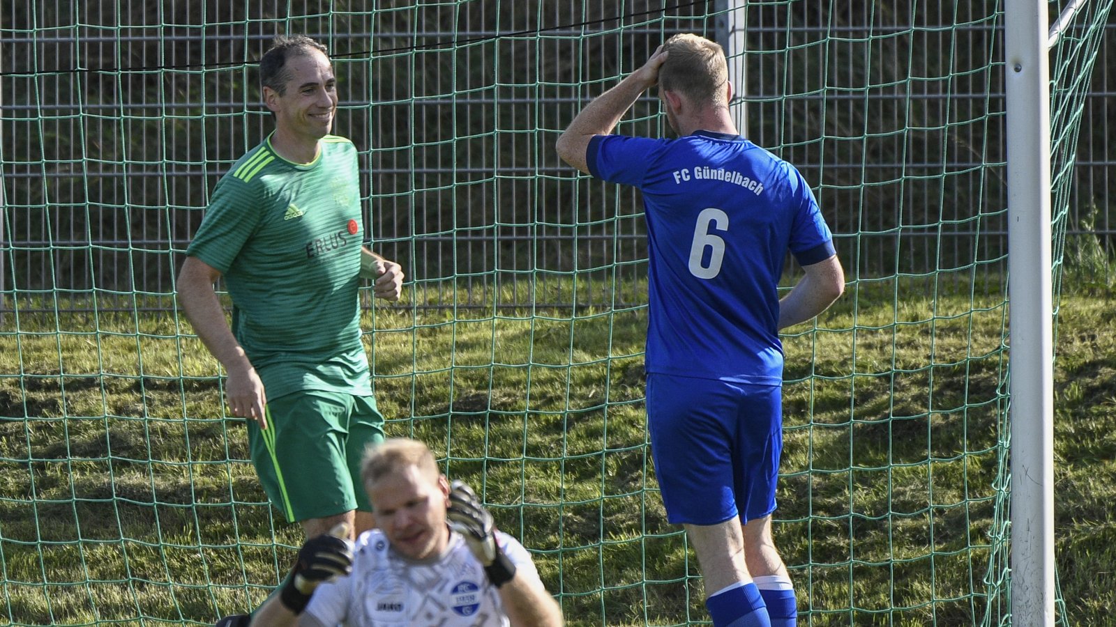Alexander Maier (rechts) und Keeper Falk Zeeh können es noch nicht fassen, Benjamin Rapp freut sich über sein 3:1 für Iptingen. Foto: Leitner