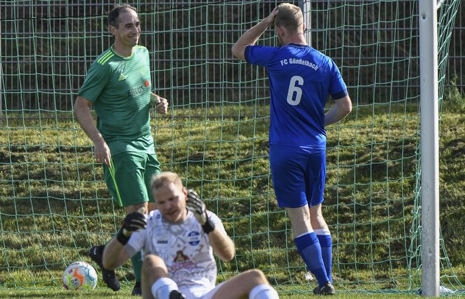 Alexander Maier (rechts) und Keeper Falk Zeeh können es noch nicht fassen, Benjamin Rapp freut sich über sein 3:1 für Iptingen. <span class='image-autor'>Foto: Leitner</span>
