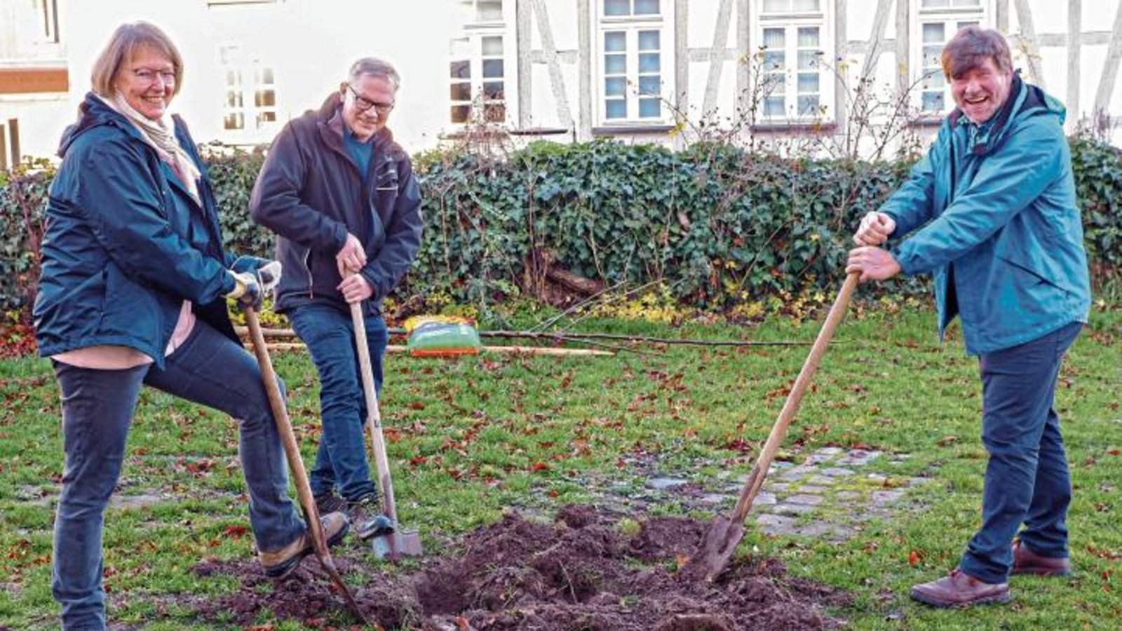 Baumpflanzung an der Gerlinger Petruskirche zum Gedenken an Johannes Rebmann: Hella Steineck-Kinder, Martin Weeber und Markus Rösler. Fotos: p Baumpflanzung an der Gerlinger Petruskirche zum Gedenken an Johannes Rebmann: Hella Steineck-Kinder, Martin Weeber und Markus Rösler. Fotos: p
