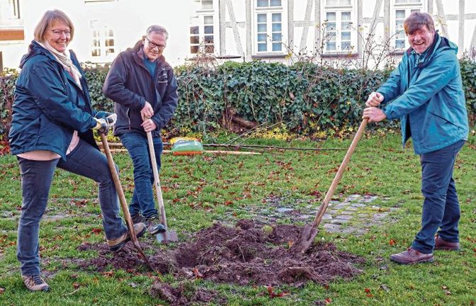 Baumpflanzung an der Gerlinger Petruskirche zum Gedenken an Johannes Rebmann: Hella Steineck-Kinder, Martin Weeber und Markus Rösler.  Fotos: p