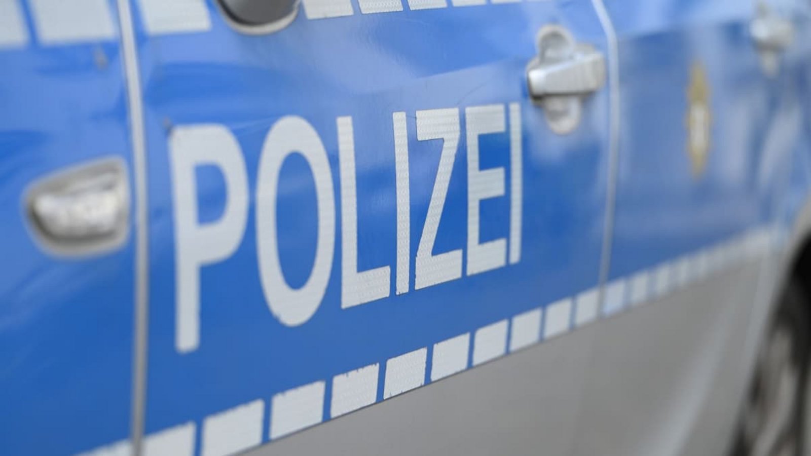 Aktivisten sollen Protestplakate an Parteibüros der CDU in mehreren Bezirken geklebt haben. (Symbolbild)Malin Wunderlich/dpa Aktivisten sollen Protestplakate an Parteibüros der CDU in mehreren Bezirken geklebt haben. (Symbolbild)Malin Wunderlich/dpa