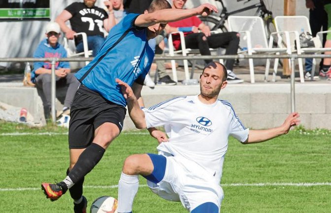 Auf die Häfnerhaslacher Defensive mit Valentin Stuber (rechts), der hier den Vaihinger Adam Juhasz sauber vom Ball trennt, ist in dieser Saison Verlass. Foto: Nachreiner