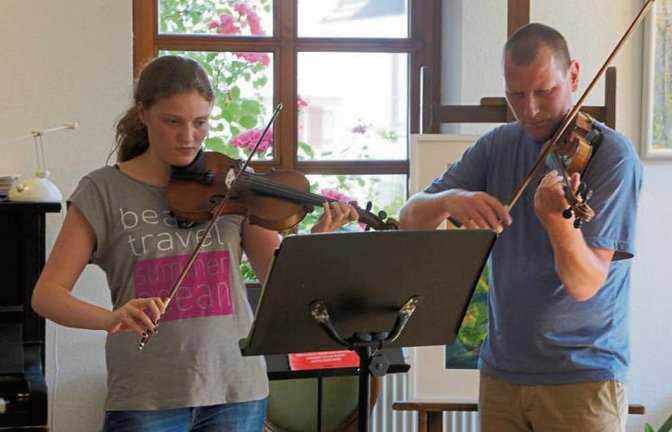 Nina Lange und ihr Lehrer Joachim Browa spielen ein Menuett aus der Barockzeit. Foto: p