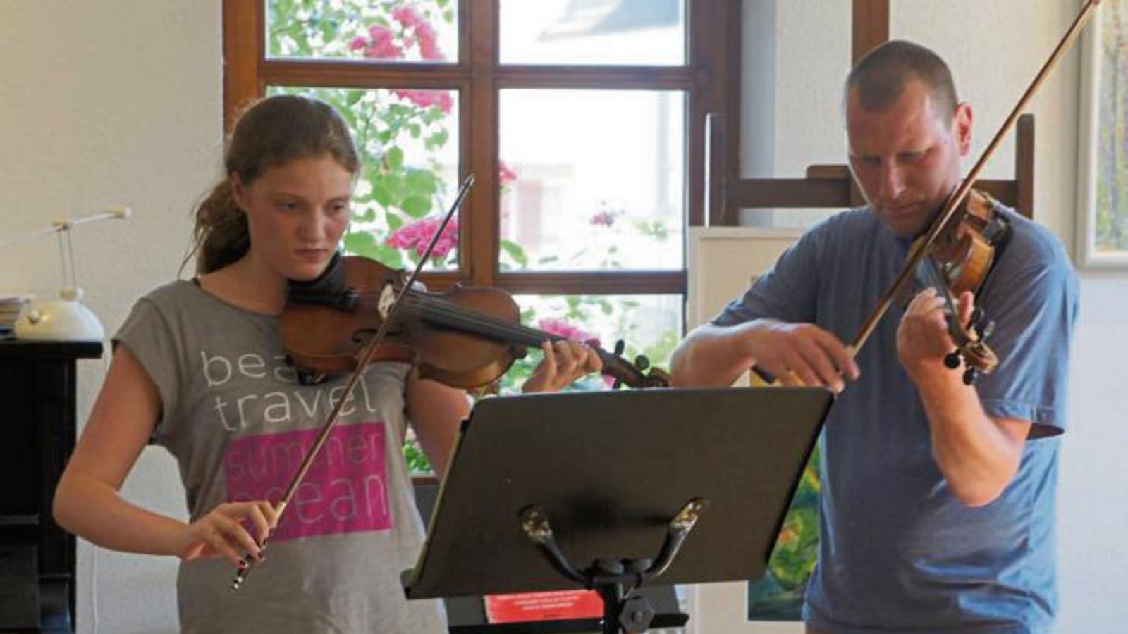 Nina Lange und ihr Lehrer Joachim Browa spielen ein Menuett aus der Barockzeit. Foto: p Nina Lange und ihr Lehrer Joachim Browa spielen ein Menuett aus der Barockzeit. Foto: p