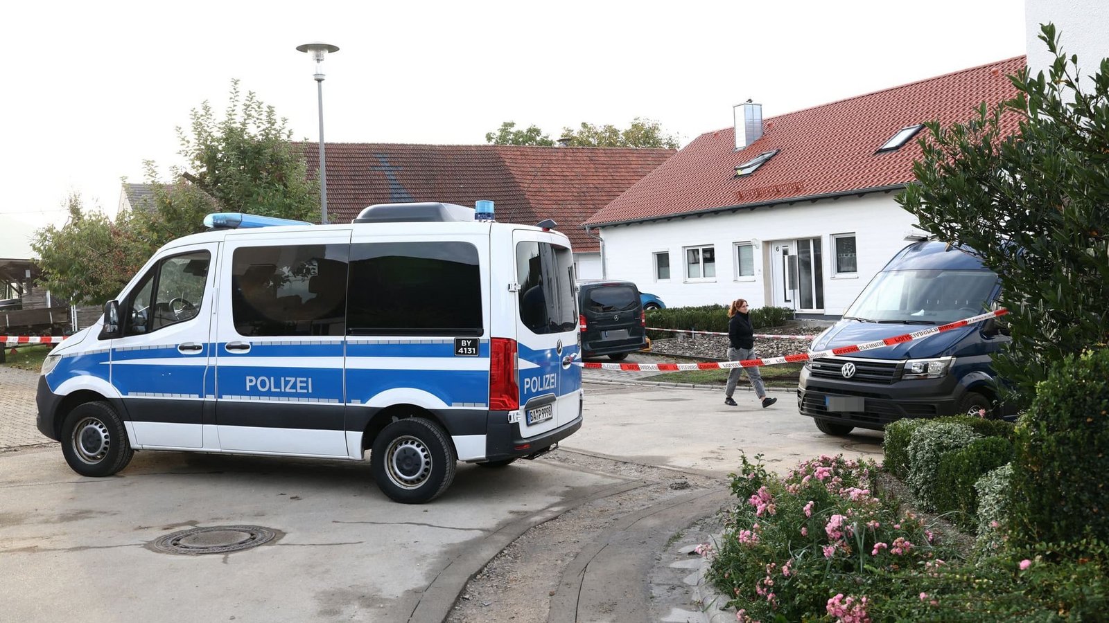 Bei einer routinemäßigen Waffenkontrolle sind zwei Behördenmitarbeiter getötet worden. (Archivbild)Daniel Löb/dpa Bei einer routinemäßigen Waffenkontrolle sind zwei Behördenmitarbeiter getötet worden. (Archivbild)Daniel Löb/dpa