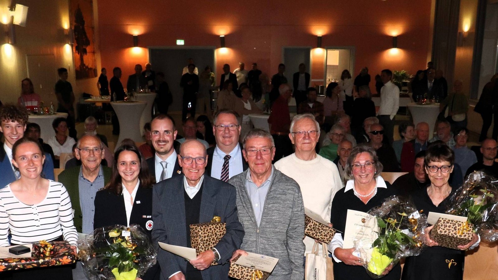 Blutspenderinnen und Blutspender sowie langjährige Ehrenamtliche werden bei der Bürgerversammlung geehrt. Fotos: Gergen Blutspenderinnen und Blutspender sowie langjährige Ehrenamtliche werden bei der Bürgerversammlung geehrt. Fotos: Gergen