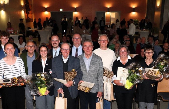 Blutspenderinnen und Blutspender sowie langjährige Ehrenamtliche werden bei der Bürgerversammlung geehrt.  <span class='image-autor'>Fotos: Gergen</span>