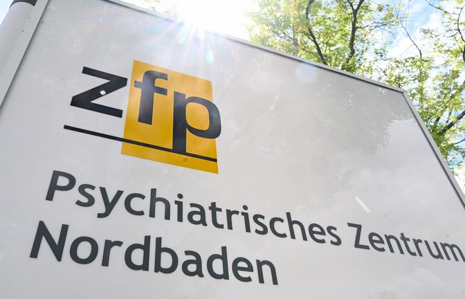 Ein Hinweisschild mit der Aufschrift «zfp - Psychiatrisches Zentrum Nordbaden» steht am Eingang zum Gelände des Krankenhauses.<span class='image-autor'>Foto: Bernd Weißbrod/dpa</span>