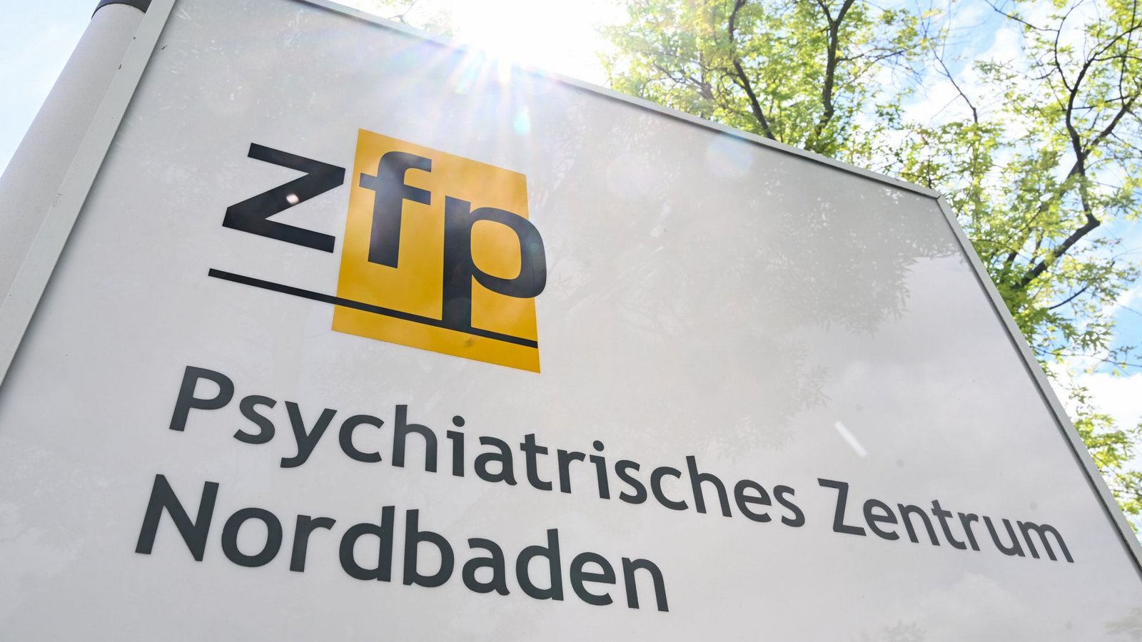 Ein Hinweisschild mit der Aufschrift «zfp - Psychiatrisches Zentrum Nordbaden» steht am Eingang zum Gelände des Krankenhauses.Foto: Bernd Weißbrod/dpa Ein Hinweisschild mit der Aufschrift «zfp - Psychiatrisches Zentrum Nordbaden» steht am Eingang zum Gelände des Krankenhauses.Foto: Bernd Weißbrod/dpa