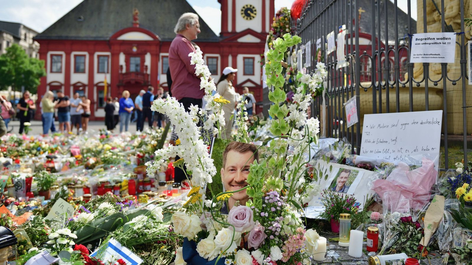 Mit einem Meer aus Blumen und Kerzen haben im Juni 2024 zahlreiche Menschen dem tödlich verletzten Polizisten Rouven Laur gedacht.Foto: IMAGO/Daniel Kubirski