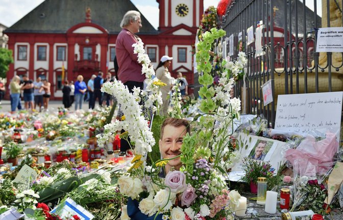 Mit einem Meer aus Blumen und Kerzen haben im Juni 2024 zahlreiche Menschen dem tödlich verletzten Polizisten Rouven Laur gedacht.<span class='image-autor'>Foto: IMAGO/Daniel Kubirski</span>