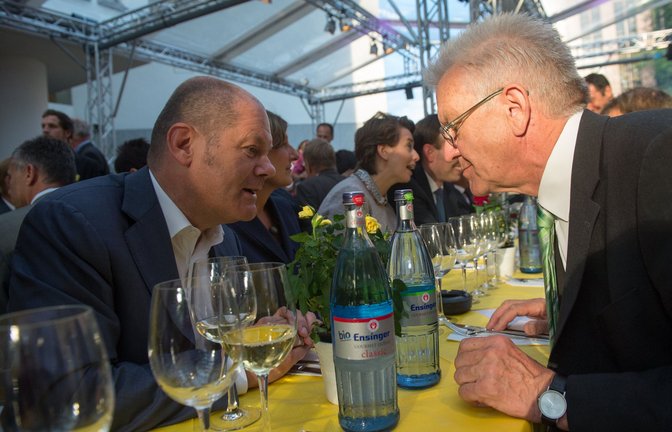 Auf Augenhöhe: Kanzler Olaf Scholz und Ministerpräsident Winfried Kretschmann<span class='image-autor'>Foto: dpa/Maurizio Gambarini</span>
