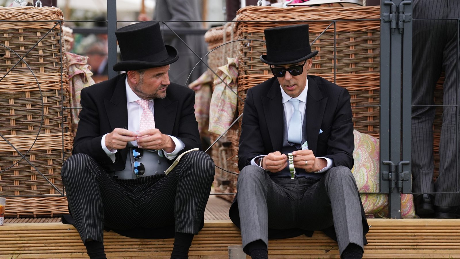 Besucher unterhalten sich am ersten Tag des Royal Ascot auf der Pferderennbahn von Ascot.Foto: picture alliance/dpa/PA Wire | John Walton Besucher unterhalten sich am ersten Tag des Royal Ascot auf der Pferderennbahn von Ascot.Foto: picture alliance/dpa/PA Wire | John Walton