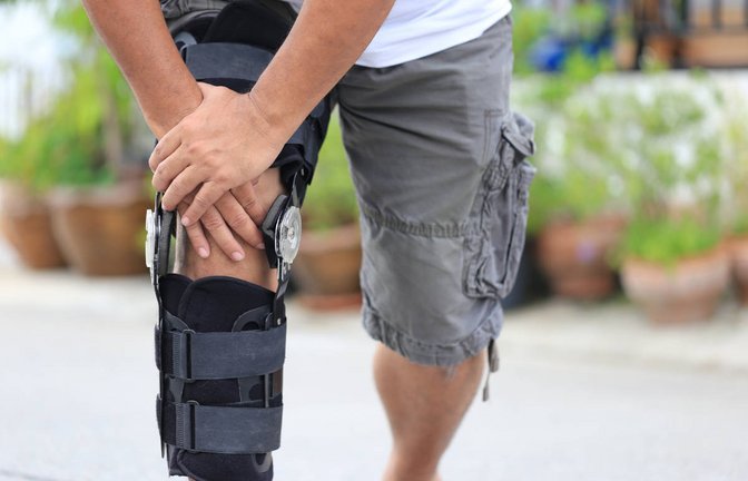 Nach einer Meniskus-Operation müssen Belastungen reduziert werden. Ab wann das Spazierengehen wieder sinnvoll ist, erfahren Sie hier.<span class='image-autor'>Foto: Monthira / Shutterstock.com</span>