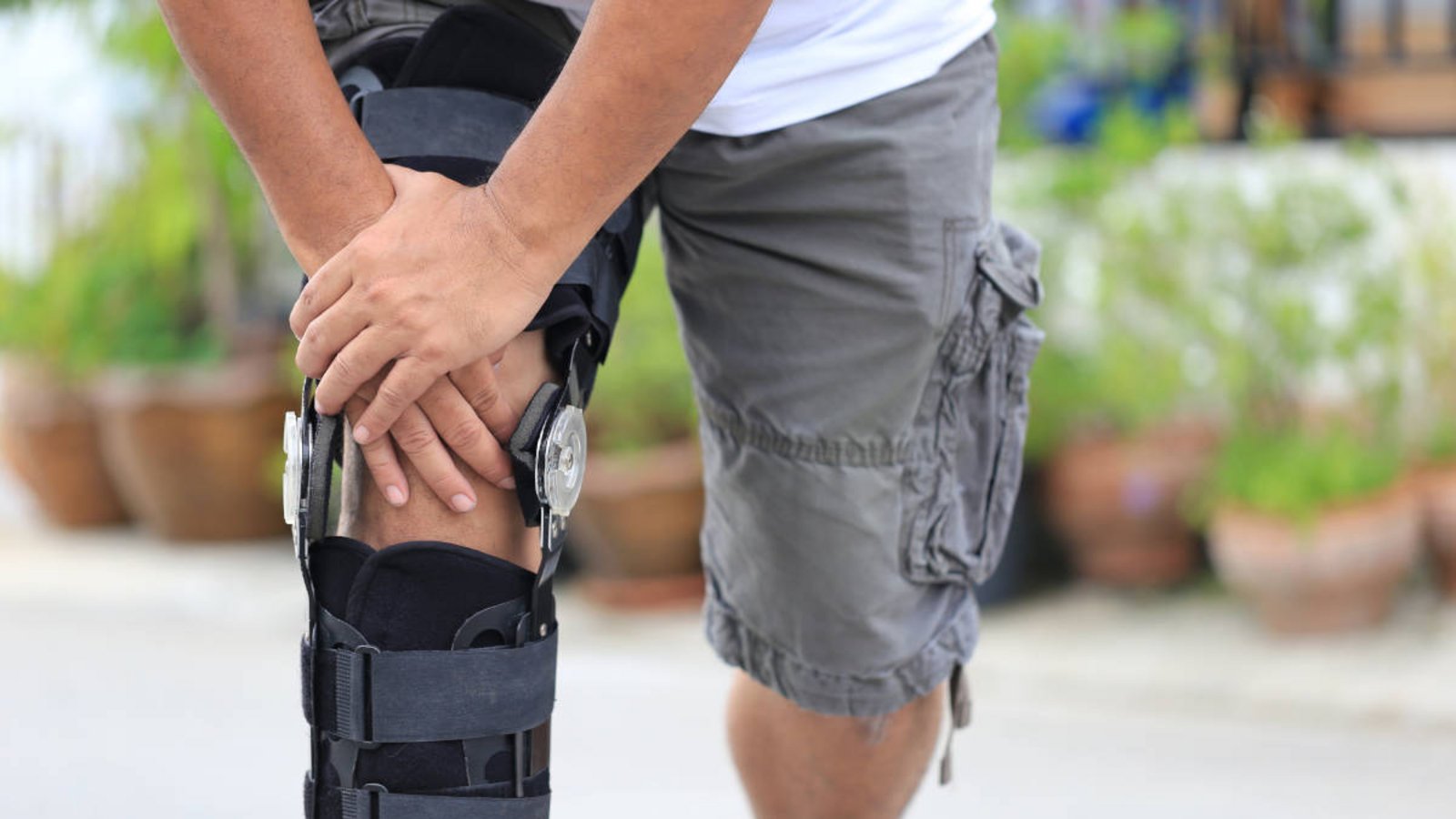 Nach einer Meniskus-Operation müssen Belastungen reduziert werden. Ab wann das Spazierengehen wieder sinnvoll ist, erfahren Sie hier.Foto: Monthira / Shutterstock.com Nach einer Meniskus-Operation müssen Belastungen reduziert werden. Ab wann das Spazierengehen wieder sinnvoll ist, erfahren Sie hier.Foto: Monthira / Shutterstock.com