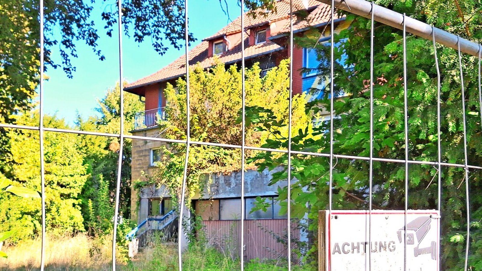 Der Villa Hajek an der Hasenbergsteige in Stuttgart droht zum Lost Place zu verkommen, einer Sanierung stehen Hürden im Weg.Foto: Golombek Der Villa Hajek an der Hasenbergsteige in Stuttgart droht zum Lost Place zu verkommen, einer Sanierung stehen Hürden im Weg.Foto: Golombek