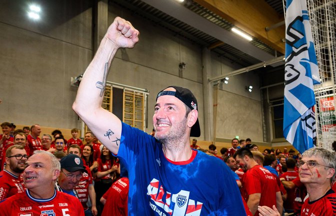 Bietigheims Trainer Iker Romero jubelt nach dem Aufstiegsparty-Match beim HC Oppenweiler/Backnang.<span class='image-autor'>Foto: IMAGO/wolf-sportfoto</span>