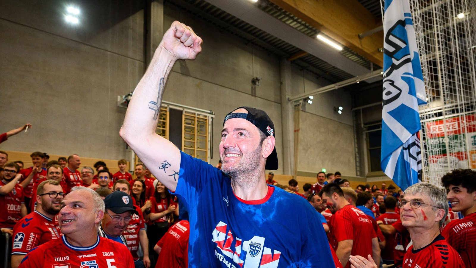 Bietigheims Trainer Iker Romero jubelt nach dem Aufstiegsparty-Match beim HC Oppenweiler/Backnang.Foto: IMAGO/wolf-sportfoto Bietigheims Trainer Iker Romero jubelt nach dem Aufstiegsparty-Match beim HC Oppenweiler/Backnang.Foto: IMAGO/wolf-sportfoto