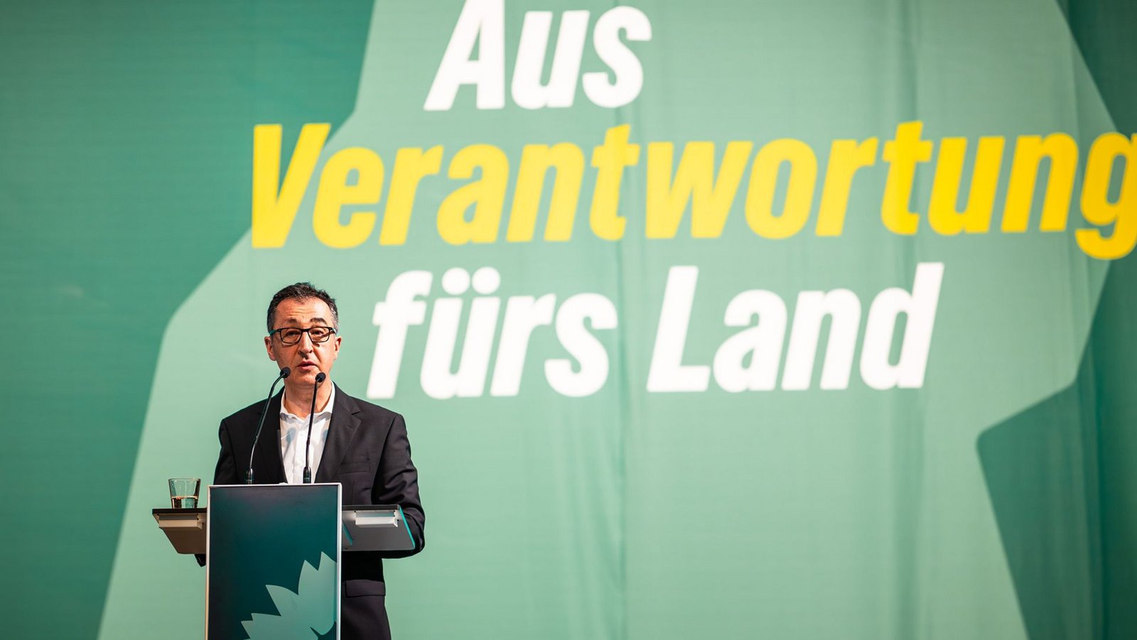 Der designierte Ministerpräsident von Baden-Württemberg, Cem Özdemir. Die Grünen haben am Samstag in Stuttgart dem Koalitionsvertrag mit der CDU klar zugestimmt.Foto: Christoph Schmidt/dpa Der designierte Ministerpräsident von Baden-Württemberg, Cem Özdemir. Die Grünen haben am Samstag in Stuttgart dem Koalitionsvertrag mit der CDU klar zugestimmt.Foto: Christoph Schmidt/dpa